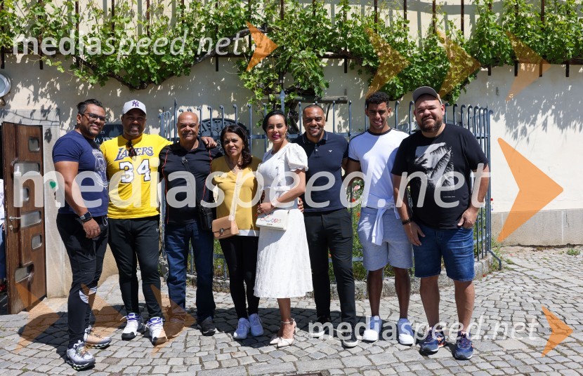  ... ;  ... ;  ... ;  ... ;  Leticia Tavares;  Marcos  Tavares, nogometaš, NK Maribor;   Marcos  Tavares JR, nogometaš;  ... Novinarska konferenca Vinske reprezentance Slovenije pred odhodom na evropsko prvenstvo