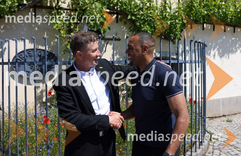  Danilo Steyer,   vinar, Steyer Vina; vinski vitez, predsednik Vinske reprezentance Slovenije;  Marcos  Tavares, nogometaš, NK MariborNovinarska konferenca Vinske reprezentance Slovenije pred odhodom na evropsko prvenstvo