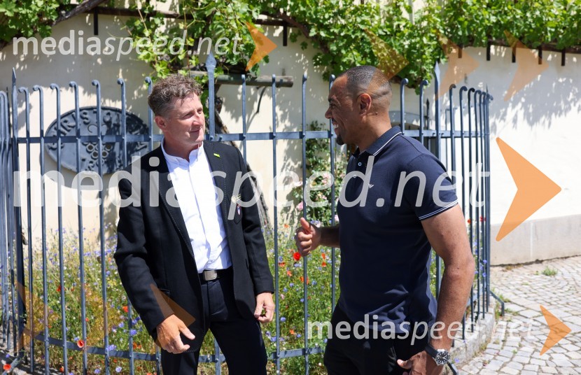  Danilo Steyer,   vinar, Steyer Vina; vinski vitez, predsednik Vinske reprezentance Slovenije;  Marcos  Tavares, nogometaš, NK MariborNovinarska konferenca Vinske reprezentance Slovenije pred odhodom na evropsko prvenstvo