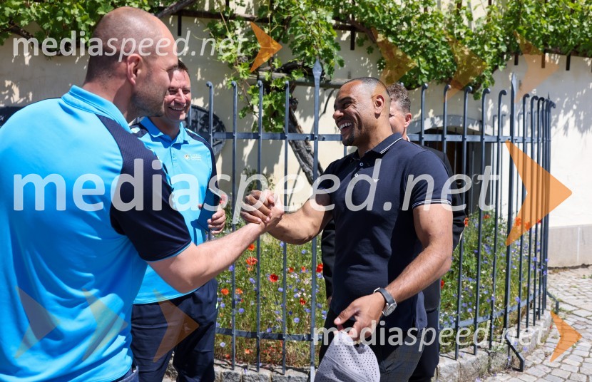  Matej  Vračko, Vinogradništvo Vračko, nogometaš slovenske vinske reprezentance;  Marcos  Tavares, nogometaš, NK MariborNovinarska konferenca Vinske reprezentance Slovenije pred odhodom na evropsko prvenstvo