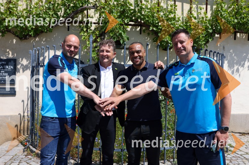  Matej  Vračko, Vinogradništvo Vračko, nogometaš slovenske vinske reprezentance;  Danilo Steyer,   vinar, Steyer Vina; vinski vitez, predsednik Vinske reprezentance Slovenije;  Marcos  Tavares, nogometaš, NK Maribor;  Robi Fišer, nogometaš Slovenske vinske reprezentanceNovinarska konferenca Vinske reprezentance Slovenije pred odhodom na evropsko prvenstvo