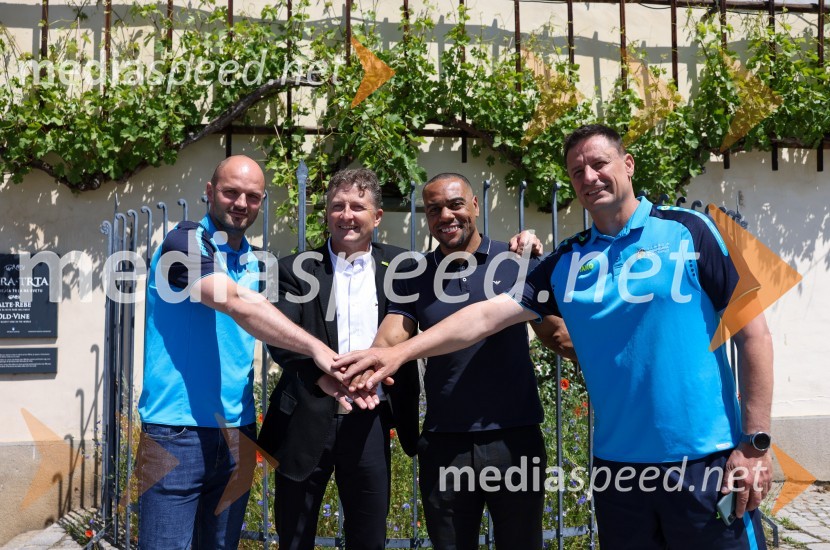  Matej  Vračko, Vinogradništvo Vračko, nogometaš slovenske vinske reprezentance;  Danilo Steyer,   vinar, Steyer Vina; vinski vitez, predsednik Vinske reprezentance Slovenije;  Marcos  Tavares, nogometaš, NK Maribor;  Robi Fišer, nogometaš Slovenske vinske reprezentanceNovinarska konferenca Vinske reprezentance Slovenije pred odhodom na evropsko prvenstvo