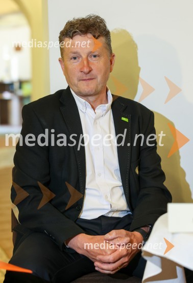  Danilo Steyer,   vinar, Steyer Vina; vinski vitez, predsednik Vinske reprezentance SlovenijeNovinarska konferenca Vinske reprezentance Slovenije pred odhodom na evropsko prvenstvo