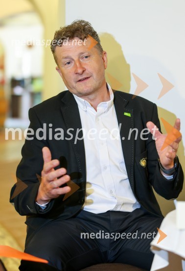  Danilo Steyer,   vinar, Steyer Vina; vinski vitez, predsednik Vinske reprezentance SlovenijeNovinarska konferenca Vinske reprezentance Slovenije pred odhodom na evropsko prvenstvo