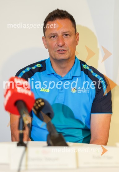  Robi Fišer, nogometaš Slovenske vinske reprezentanceNovinarska konferenca Vinske reprezentance Slovenije pred odhodom na evropsko prvenstvo