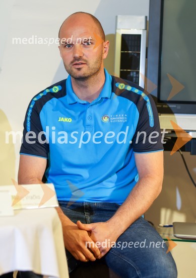  Matej  Vračko, Vinogradništvo Vračko, nogometaš slovenske vinske reprezentanceNovinarska konferenca Vinske reprezentance Slovenije pred odhodom na evropsko prvenstvo