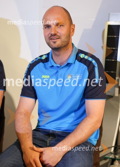  Matej  Vračko, Vinogradništvo Vračko, nogometaš slovenske vinske reprezentanceNovinarska konferenca Vinske reprezentance Slovenije pred odhodom na evropsko prvenstvo