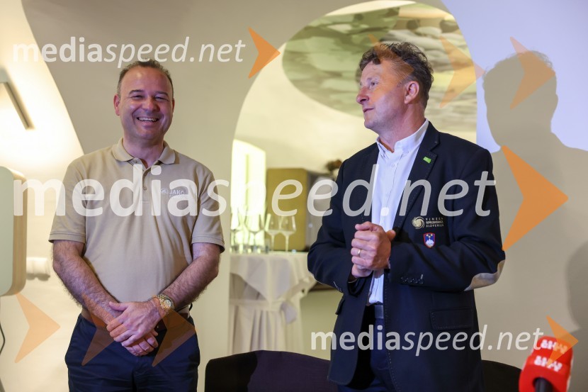  Bogdan Šuput, direktor, Vita Šport - Jako Slovenija;  Danilo Steyer,   vinar, Steyer Vina; vinski vitez, predsednik Vinske reprezentance SlovenijeNovinarska konferenca Vinske reprezentance Slovenije pred odhodom na evropsko prvenstvo