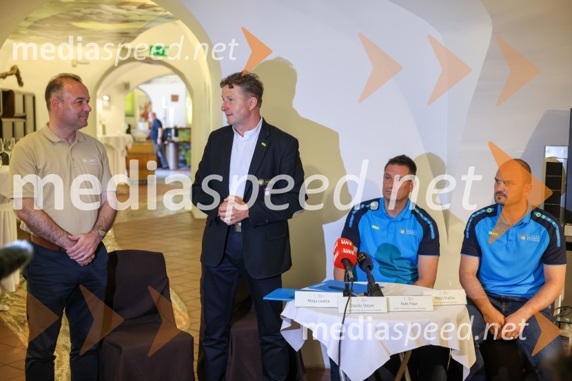  Bogdan Šuput, direktor, Vita Šport - Jako Slovenija;  Danilo Steyer,   vinar, Steyer Vina; vinski vitez, predsednik Vinske reprezentance Slovenije;  Robi Fišer, nogometaš Slovenske vinske reprezentance;  Matej  Vračko, Vinogradništvo Vračko, nogometaš slovenske vinske reprezentanceNovinarska konferenca Vinske reprezentance Slovenije pred odhodom na evropsko prvenstvo