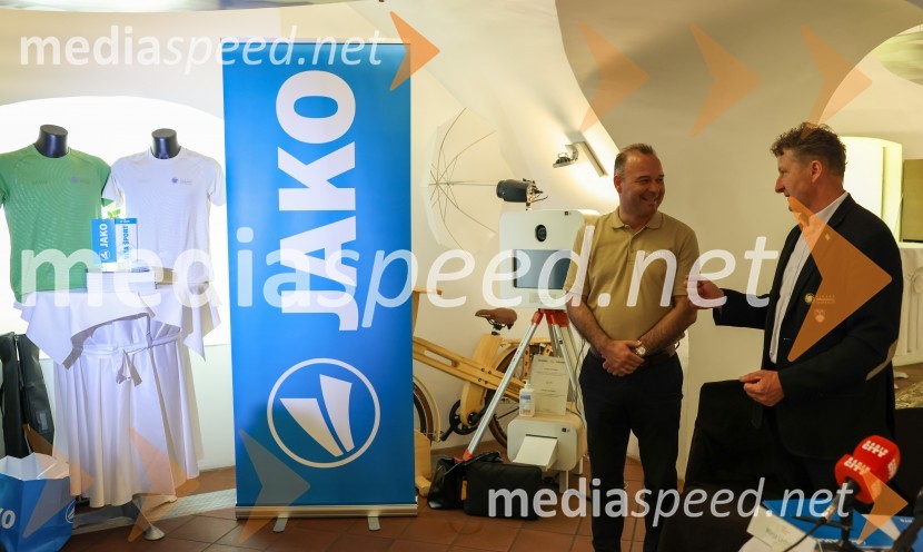  Bogdan Šuput, direktor, Vita Šport - Jako Slovenija;  Danilo Steyer,   vinar, Steyer Vina; vinski vitez, predsednik Vinske reprezentance SlovenijeNovinarska konferenca Vinske reprezentance Slovenije pred odhodom na evropsko prvenstvo