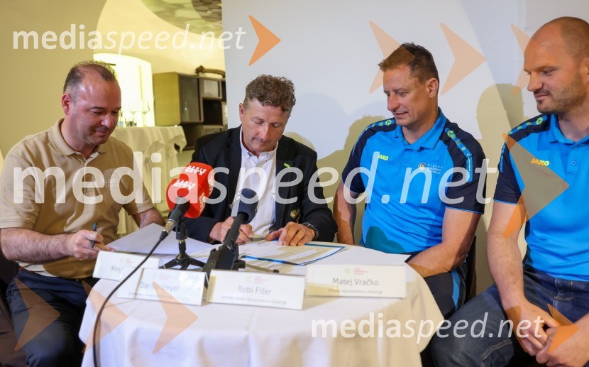  Bogdan Šuput, direktor, Vita Šport - Jako Slovenija;  Danilo Steyer,   vinar, Steyer Vina; vinski vitez, predsednik Vinske reprezentance Slovenije;  Robi Fišer, nogometaš Slovenske vinske reprezentance;  Matej  Vračko, Vinogradništvo Vračko, nogometaš slovenske vinske reprezentanceNovinarska konferenca Vinske reprezentance Slovenije pred odhodom na evropsko prvenstvo