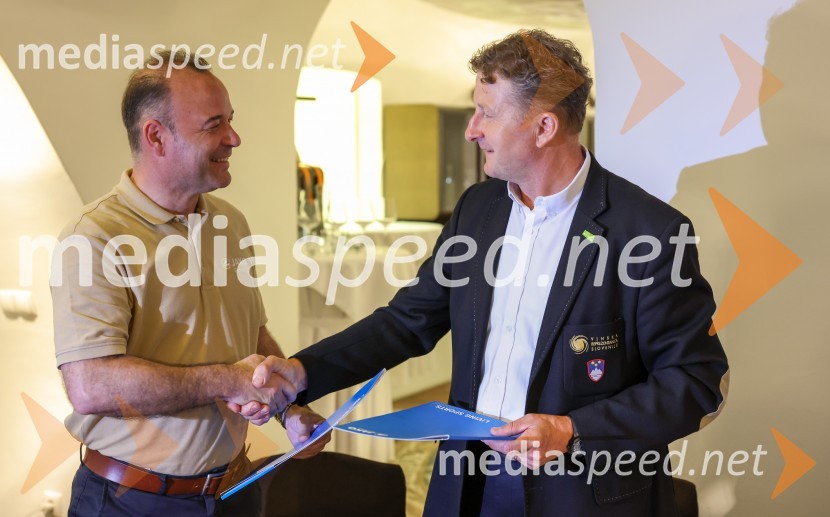  Bogdan Šuput, direktor, Vita Šport - Jako Slovenija;  Danilo Steyer,   vinar, Steyer Vina; vinski vitez, predsednik Vinske reprezentance SlovenijeNovinarska konferenca Vinske reprezentance Slovenije pred odhodom na evropsko prvenstvo