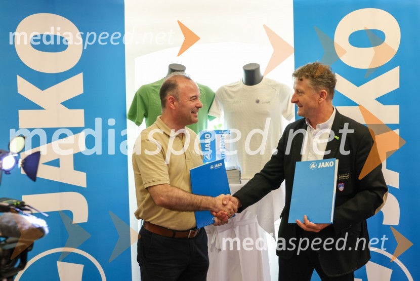  Bogdan Šuput, direktor, Vita Šport - Jako Slovenija;  Danilo Steyer,   vinar, Steyer Vina; vinski vitez, predsednik Vinske reprezentance SlovenijeNovinarska konferenca Vinske reprezentance Slovenije pred odhodom na evropsko prvenstvo