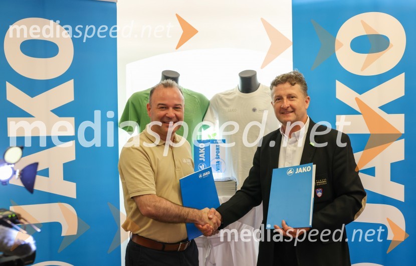  Bogdan Šuput, direktor, Vita Šport - Jako Slovenija;  Danilo Steyer,   vinar, Steyer Vina; vinski vitez, predsednik Vinske reprezentance SlovenijeNovinarska konferenca Vinske reprezentance Slovenije pred odhodom na evropsko prvenstvo