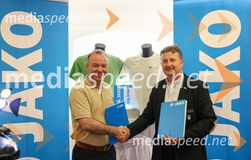  Bogdan Šuput, direktor, Vita Šport - Jako Slovenija;  Danilo Steyer,   vinar, Steyer Vina; vinski vitez, predsednik Vinske reprezentance SlovenijeNovinarska konferenca Vinske reprezentance Slovenije pred odhodom na evropsko prvenstvo