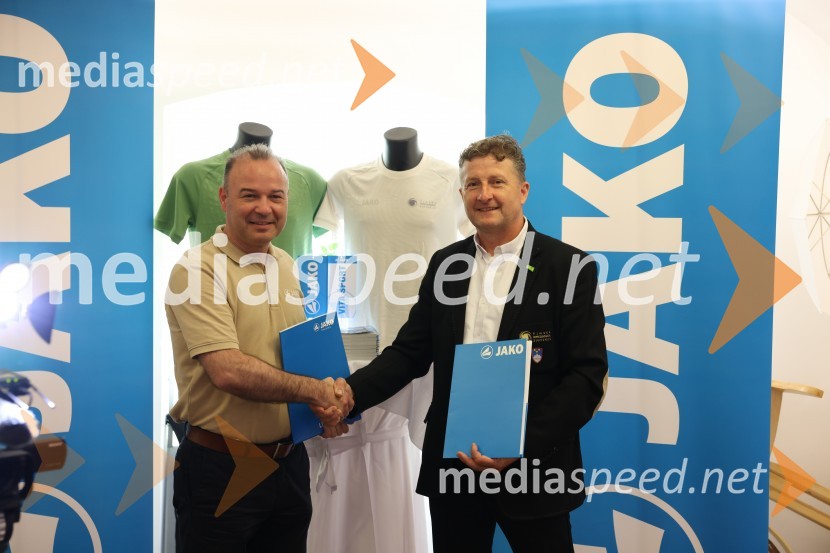  Bogdan Šuput, direktor, Vita Šport - Jako Slovenija;  Danilo Steyer,   vinar, Steyer Vina; vinski vitez, predsednik Vinske reprezentance SlovenijeNovinarska konferenca Vinske reprezentance Slovenije pred odhodom na evropsko prvenstvo