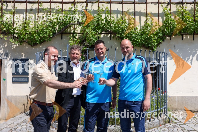  Bogdan Šuput, direktor, Vita Šport - Jako Slovenija;  Danilo Steyer,   vinar, Steyer Vina; vinski vitez, predsednik Vinske reprezentance Slovenije;  Robi Fišer, nogometaš Slovenske vinske reprezentance;  Matej  Vračko, Vinogradništvo Vračko, nogometaš slovenske vinske reprezentanceNovinarska konferenca Vinske reprezentance Slovenije pred odhodom na evropsko prvenstvo