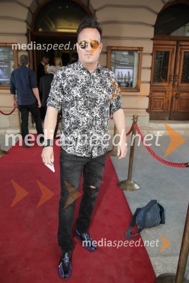  Rok Golob, skladatelj, dirigent in aranžer, King FooThe sound, premiera kozmične opere