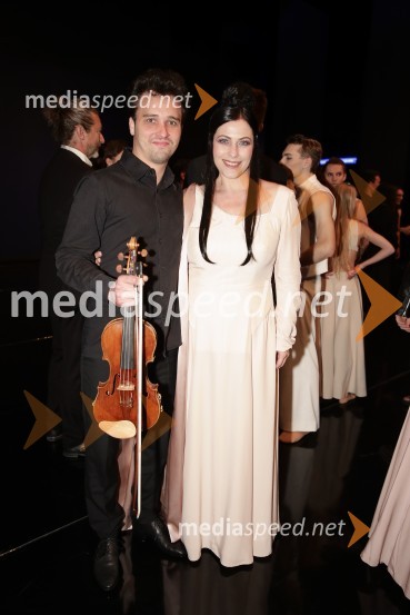  Domen Lorenz, violinist;  Nuška Drašček, pevkaThe sound, premiera kozmične opere