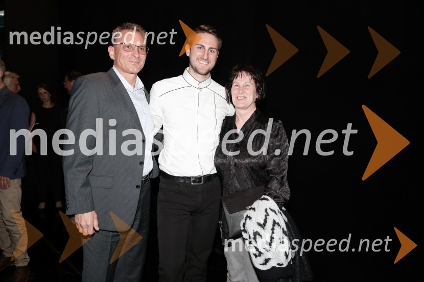  Fredi Ravnik;  Gregor Ravnik, pevec;  Hedvika RavnikThe sound, premiera kozmične opere