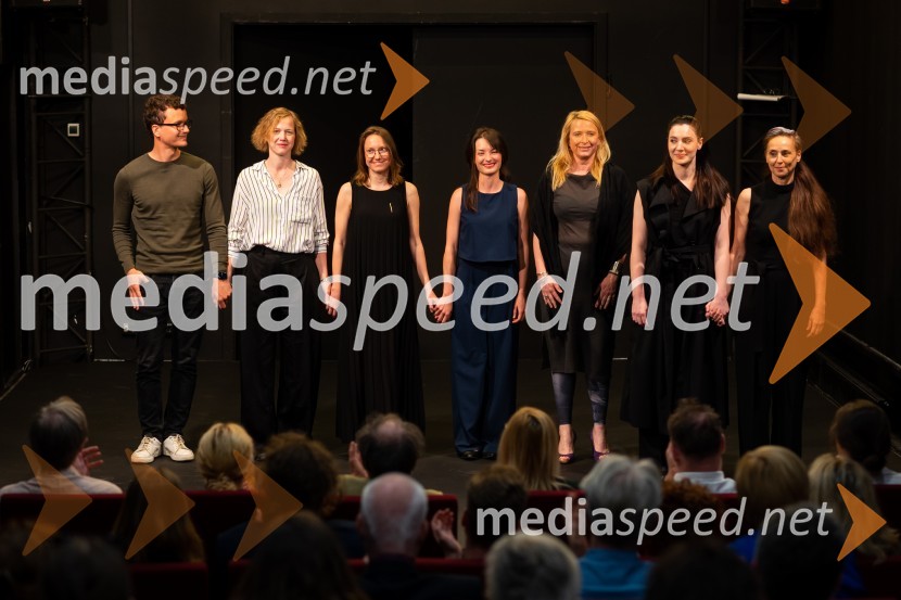  Juš A. Zidar, režiser;  ... ;  Živa Čebulj, prevajalka in lektorica;  ... ;  Tatjana Doma, dramaturginja SLG Celje;  Maša Grošelj, igralka;  Lučka Počkaj, igralkaDolg, premiera drame SLG Celje