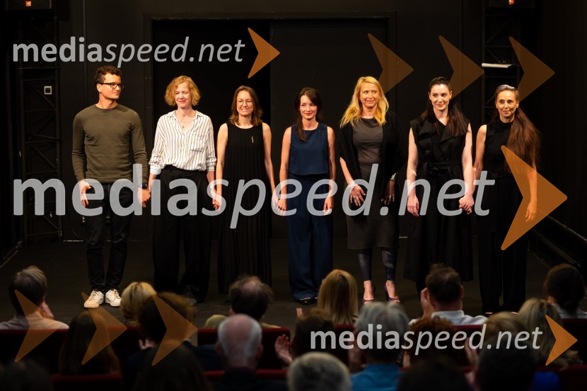  Juš A. Zidar, režiser;  ... ;  Živa Čebulj, prevajalka in lektorica;  ... ;  Tatjana Doma, dramaturginja SLG Celje;  Maša Grošelj, igralka;  Lučka Počkaj, igralkaDolg, premiera drame SLG Celje