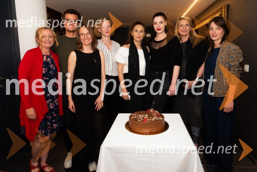 mag. Tina Kosi, upravnica SLG Celje;  Juš A. Zidar, režiser;  Živa Čebulj, prevajalka in lektorica;  ... ;  Lučka Počkaj, igralka;  Maša Grošelj, igralka;  Tatjana Doma, dramaturginja SLG Celje;  ... Dolg, premiera drame SLG Celje