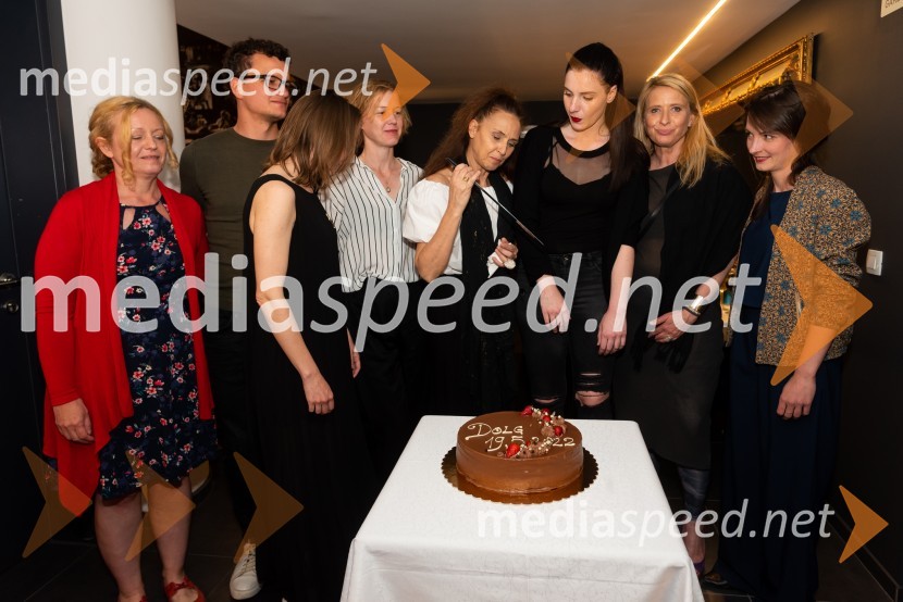 mag. Tina Kosi, upravnica SLG Celje;  Juš A. Zidar, režiser;  Živa Čebulj, prevajalka in lektorica;  ... ;  Lučka Počkaj, igralka;  Maša Grošelj, igralka;  Tatjana Doma, dramaturginja SLG Celje;  ... Dolg, premiera drame SLG Celje