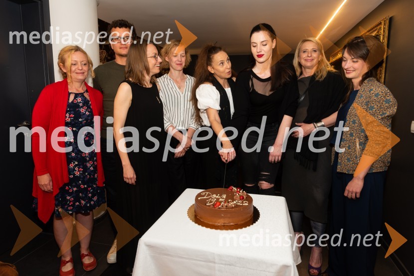 mag. Tina Kosi, upravnica SLG Celje;  Juš A. Zidar, režiser;  Živa Čebulj, prevajalka in lektorica;  ... ;  Lučka Počkaj, igralka;  Maša Grošelj, igralka;  Tatjana Doma, dramaturginja SLG Celje;  ... Dolg, premiera drame SLG Celje