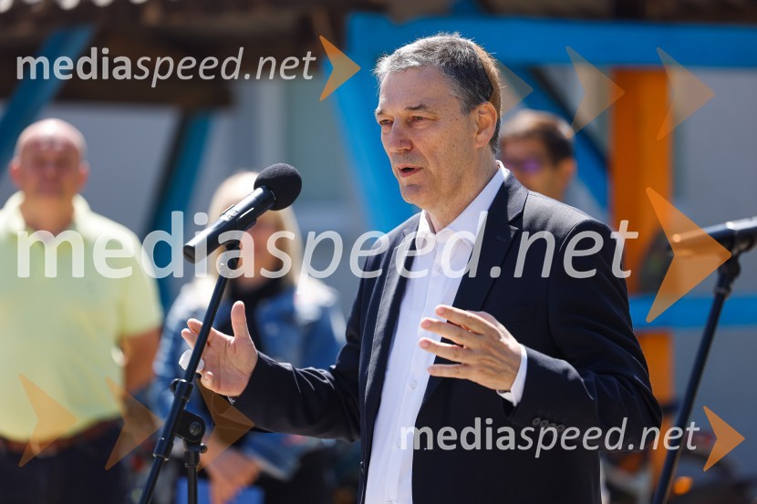 3D zebra odslej tudi pred OŠ Predoslje