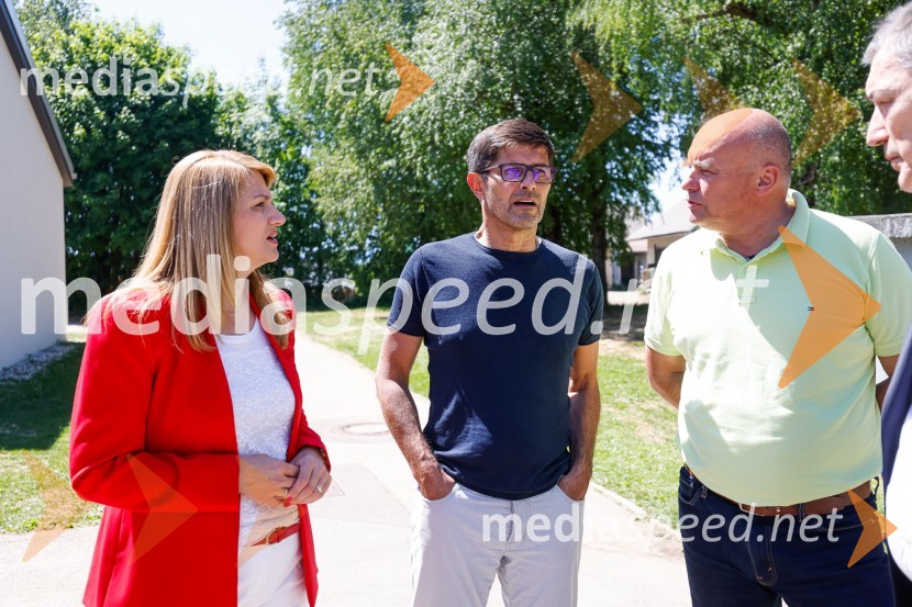  ... ;  Matjaž Rakovec, župan Mestne občine Kranj;  Robert Štaba, predsednik Zavoda Varna pot3D zebra odslej tudi pred OŠ Predoslje