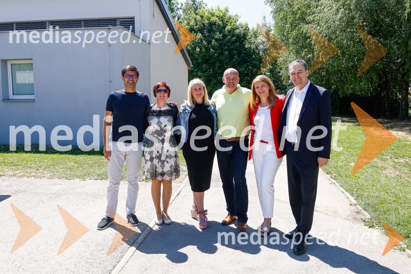  Matjaž Rakovec, župan Mestne občine Kranj;  ... ;  ... ;  Robert Štaba, predsednik Zavoda Varna pot;  ... ;  ... 3D zebra odslej tudi pred OŠ Predoslje