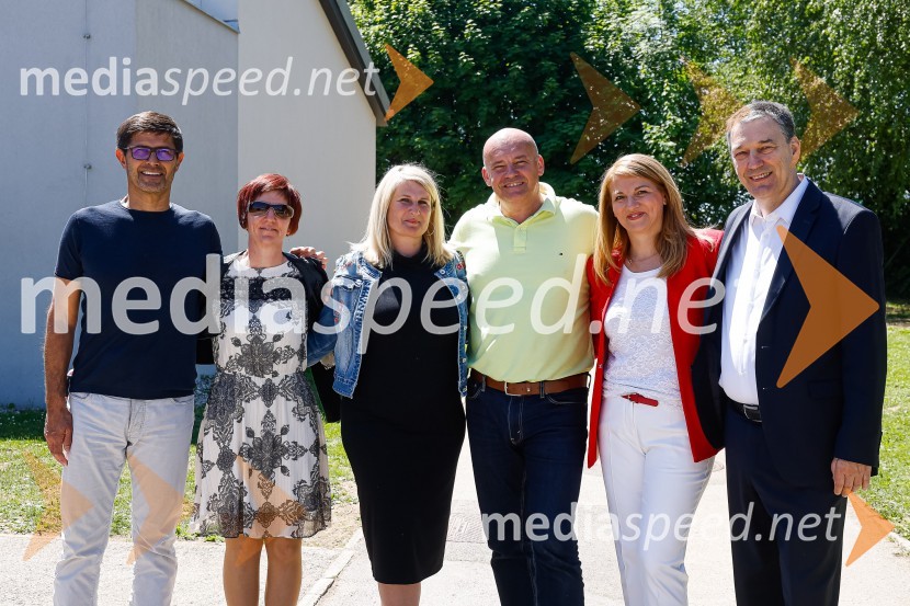  Matjaž Rakovec, župan Mestne občine Kranj;  ... ;  ... ;  Robert Štaba, predsednik Zavoda Varna pot;  ... ;  ... 3D zebra odslej tudi pred OŠ Predoslje