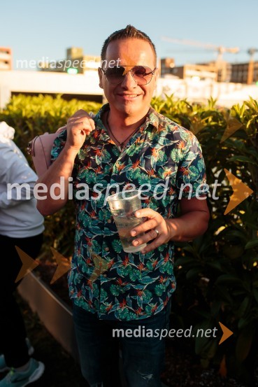  Jani Pavec, pevec, član skupine Atomik Harmonik Aleja, 2. rojstni dan