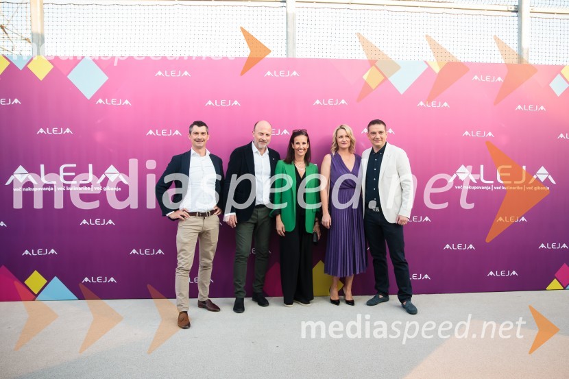  ... ;  ... ;  ... ;  Katarina Pugelj;  Toni Pugelj, direktor SES Slovenija in center manager nakupovalnega središča AlejaAleja, 2. rojstni dan