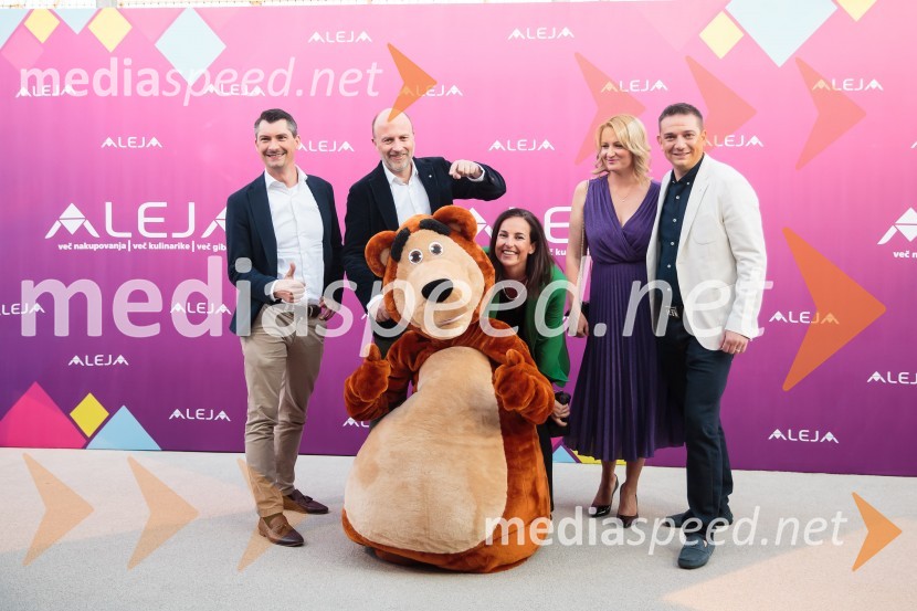  ... ;  ... ;  ... ;  Katarina Pugelj;  Toni Pugelj, direktor SES Slovenija in center manager nakupovalnega središča AlejaAleja, 2. rojstni dan