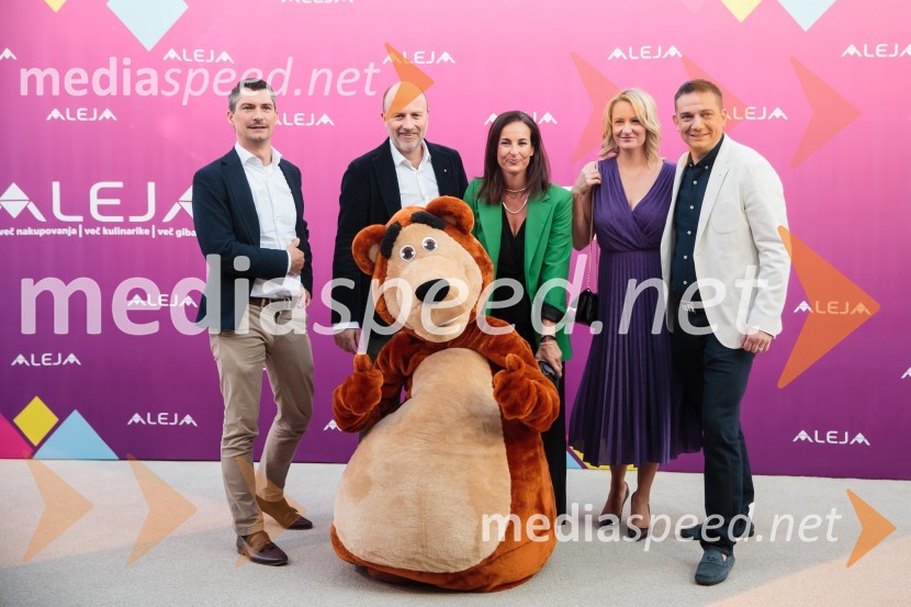  ... ;  ... ;  ... ;  Katarina Pugelj;  Toni Pugelj, direktor SES Slovenija in center manager nakupovalnega središča AlejaAleja, 2. rojstni dan