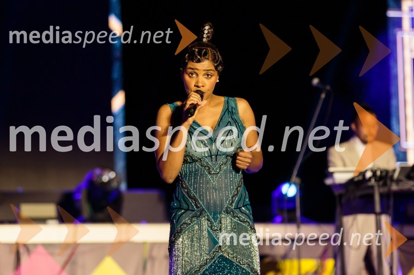  Alice Francis, pevkaAleja, 2. rojstni dan