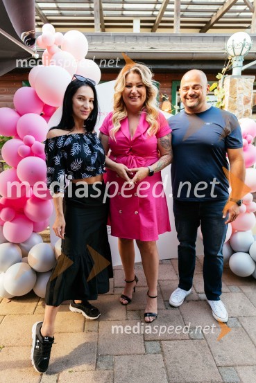  Tina Dukič, osebna trenerka;  Mojca Žižek Mesarec, nepremičninska agentka, Galea;  Dejan Žižek15. let delovanja nepremičninske agentke Mojce Žižek Mesarec