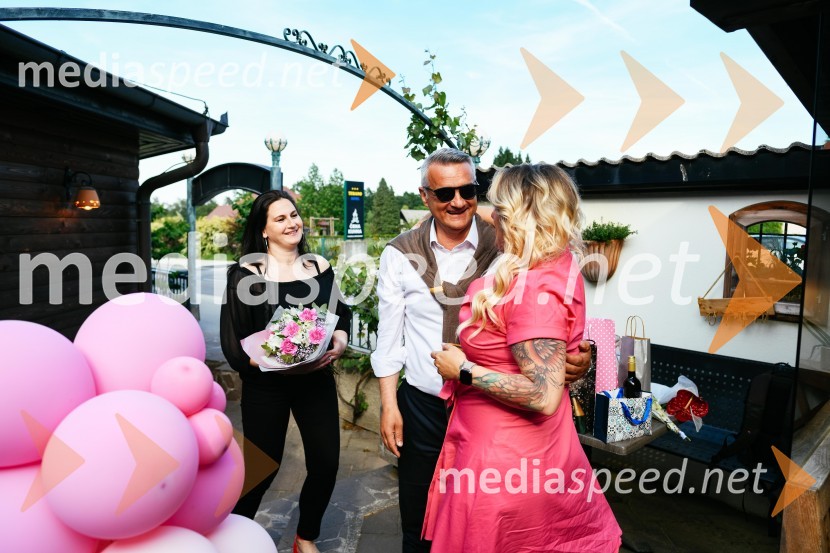  Anita Trstenjak;  Milenko Boroja, 24nep, nepremičninska agencija15. let delovanja nepremičninske agentke Mojce Žižek Mesarec