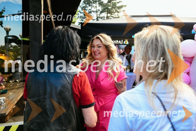  Slavko Kovačič-Spidi, glasbenik;  Mojca Žižek Mesarec, nepremičninska agentka, Galea;  Alja Polutnik15. let delovanja nepremičninske agentke Mojce Žižek Mesarec