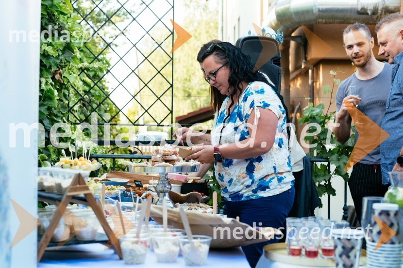  Adrijana Smonkar, računovodstvo AS15. let delovanja nepremičninske agentke Mojce Žižek Mesarec