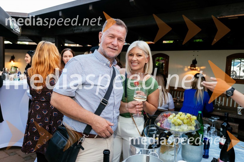  Andrej Okreša, novinar;  Tina  Marinič, lastnica Lepotne sobe Wauu15. let delovanja nepremičninske agentke Mojce Žižek Mesarec