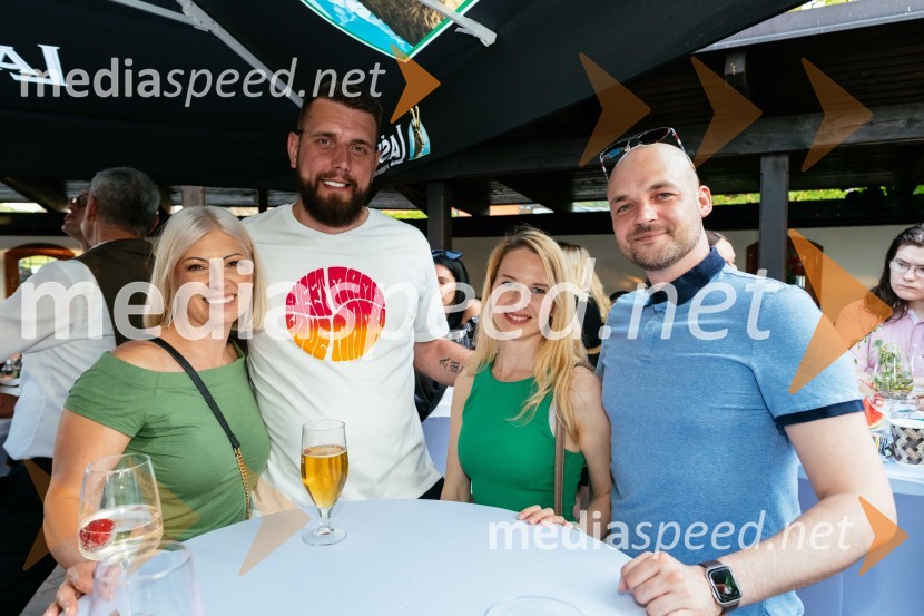  Tina  Marinič, lastnica Lepotne sobe Wauu;  Amer Ibrahimovic;  ... ;  ... 15. let delovanja nepremičninske agentke Mojce Žižek Mesarec