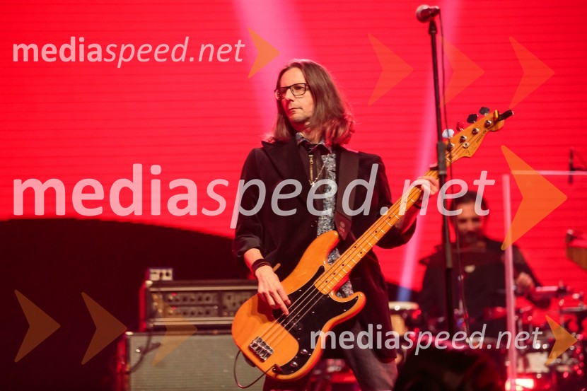  Alen Steržaj, basist skupine Big Foot MamaKoncert Big Foot Mama ob 30- letnici delovanja