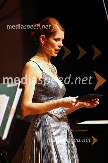 Eva Longyka Marušič, povezovalka prireditve16. managerski koncert