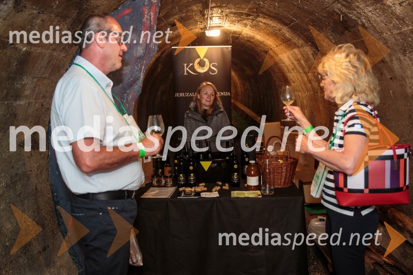  ... ; mag. Tjaša Kos, vinogradništvo Kos, Vinska kraljica Slovenije 2002Vinska pot v rovih pod starim Kranjem, sobota