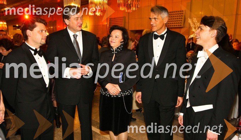 Julian Rachlin, solist violinist 16. managerskega koncerta, dr. Danilo Türk, predsednik Republike Slovenije in soproga Barbara Miklič Türk, Slobodan Sibinčič, predsednik uprave GV skupine in predsednik sveta managerskega koncerta in Evan Christ, dirigent 16. managerskega koncerta16. managerski koncert