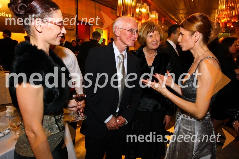 Katja Mlakar, novinarka revije Obrazi, Milan Matos, predsednik uprave Mladinska knjiga Založba (MKZ) in njegova soproga Silva ter Eva Longyka, voditeljica prireditve16. managerski koncert