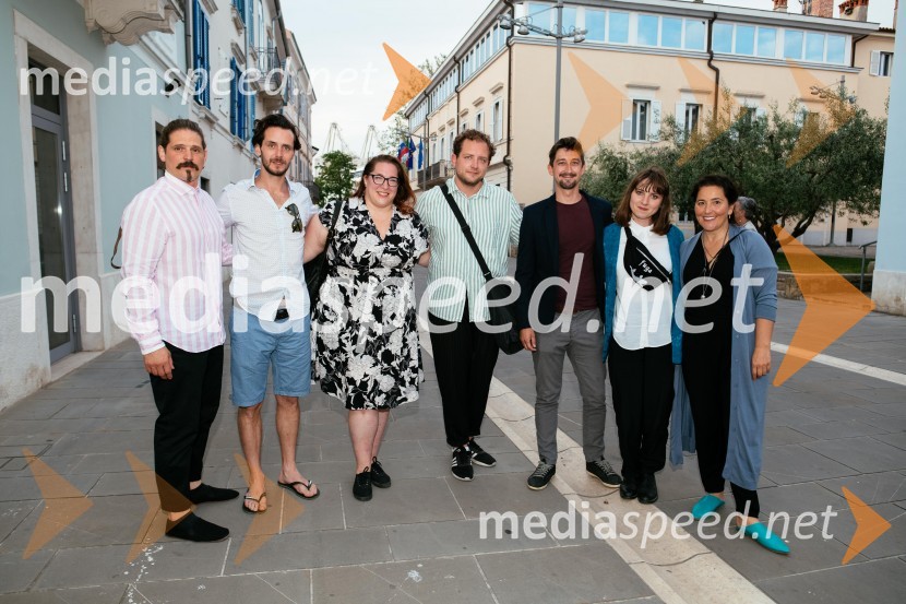  Andrej Vrhovnik, kostumograf;  Matija Rupel, igralec;  Ana Facchini, igralka;  Jaka Smerkolj Simoneti, dramaturg in kritik;  ... ;  Mojca Madon, režiserka;  Marjuta  Slamič, igralkaTantadruj, podelitev primorskih gledaliških nagrad, Gledališče Koper